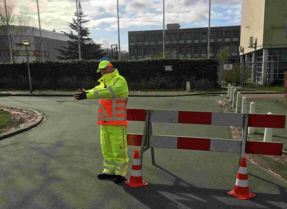 Verkeersregelaar en wegafzetting